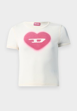 White short-sleeve t-shirt featuring a pink heart design with the letter “D” in the center, made from ribbed fabric with contrasting seams.
