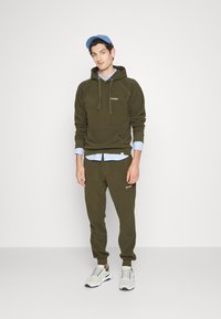 Les Deux DUNCAN HOODIE - Sweatshirt com capuz - olive night