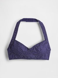 Fialový bikiny top s halter krkom, zdobený bielymi bodkami, s jemne vycpanými košíčkami, ozdobným lemom a nastaviteľnými ramienkami pre individuálne prispôsobenie.