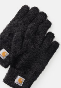 Guantes negros y peludos hechos de un material suave con un puño. Cada guante presenta un parche de logotipo naranja prominente sobre un fondo blanco.