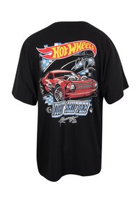 Czarna koszulka z krótkim rękawem z kolorową grafiką czerwonego samochodu oraz napisem "Hot Wheels" i szachownicowym akcentem na plecach.