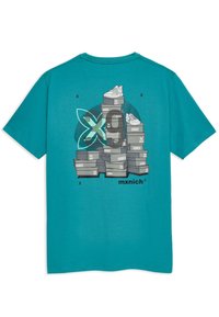 Teal tričko s grafikou hromady krabíc na topánky a tenisiek, s čiernymi a bielymi akcentmi a logom značky "mxnich."