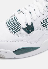 Jordan AIR JORDAN 4 RETRO UNISEX - Basketball shoes - white/oxidized green/neutral grey