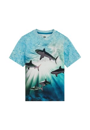 Mėlyna trumpomis rankovėmis palaidinė su po vandeniu scena, vaizduojančia šešis plaukiančius ryklius ir saulės spindulius, prasiskverbiančius pro vandens paviršių.