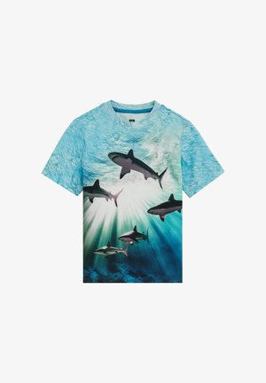 Modro kratka majica z motivom podvodne scene, na kateri plava šest morskih psov, sončni žarki pa prodirajo skozi vodno površino.