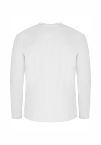 Langärmliges weißes T-Shirt mit Rundhalsausschnitt. Glattes Material, einfarbig und ohne auffällige Muster oder Verzierungen. Einfaches und schlichtes Design.