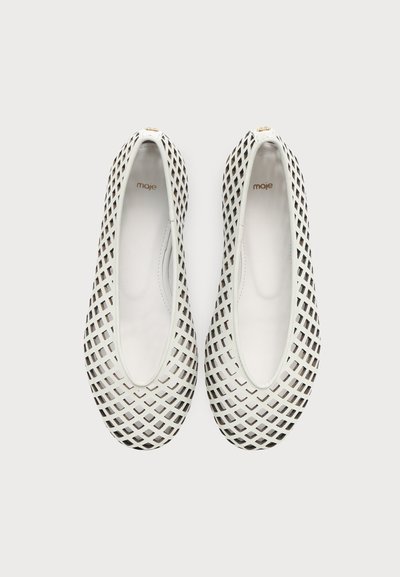 Paire de ballerines blanches avec un design découpé en treillis et des bouts arrondis, nom de la marque "maje" visible à l'intérieur de chaque chaussure.