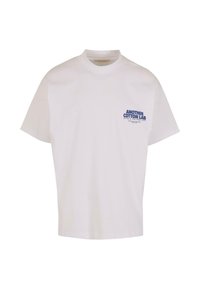 Valkoinen puuvillapaita, jossa on pyöreä kaula-aukko ja lyhyet hihat. Edessä on sininen painatus "ANOTHER COTTON LAB".