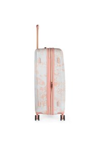 Maleta rígida con un diseño de graffiti en blanco y rosa claro, un zipper rosa y un mango retráctil; cuatro ruedas negras para mayor movilidad.