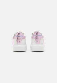 Hvite sneakers med en blank rosa aksent ved hælen, prydet med "KARL LAGERFELD"-logoet i blått og en kraftig hvit såle.