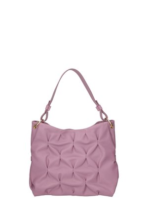 Roze gestikte leren handtas met een gebogen bovenkant, dubbele schouderband en gouden hardwareaccenten. Zachte textuur, medium formaat en geplooid ontwerp.