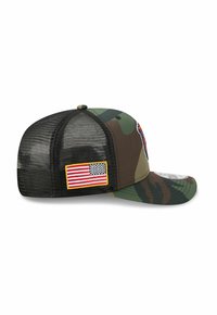Tarnmuster-Basketballmütze mit Netzrücken. Verfügt über ein auffälliges Patch der amerikanischen Flagge an der Seite. Gebogener Schirm, verstellbarer Snapback-Verschluss.