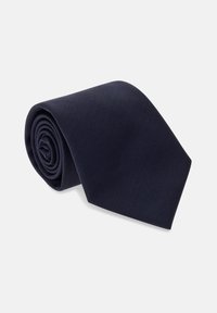 Cravate bleu marine en tissu lisse, roulée soigneusement. Présente un design effilé classique avec une couleur unie et une texture subtile.
