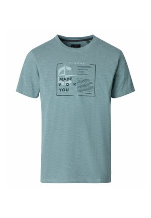Hellblaues T-Shirt mit kurzen Ärmeln, dünnen horizontalen Streifen und einer quadratischen Grafik mit dem Text "Made for you" und navigationsthematischen Worten.