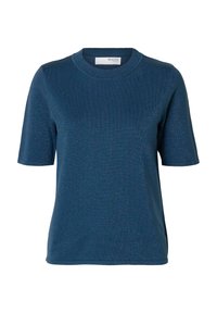 T-paita tummansinisestä väristä, lyhyillä hihoilla, pyöreällä kauluksella, valmistettu teksturoidusta kankaasta, jossa on hillitty kiilto. Rentoa istuvuutta, minimaalista yksityiskohtaisuutta.