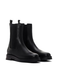 Zwarte leren enkelboots met elastische zijpanelen, een getextureerde slanghuidaccent en een platte rubberen zool. Strakke uitstraling met lusvormige instapstukjes.