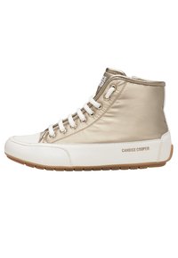 Sneaker alte, tessuto metallizzato oro, suola in gomma bianca, design con lacci, logo stampato sulla linguetta e sul lato, superficie testurizzata.