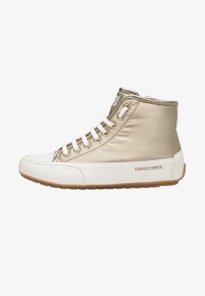 High-Top-Sneaker aus metallic-goldfarbenem Stoff, weiße Gummisohle, Schnürdesign, Logo auf Zunge und Seite gedruckt, strukturierte Oberfläche.