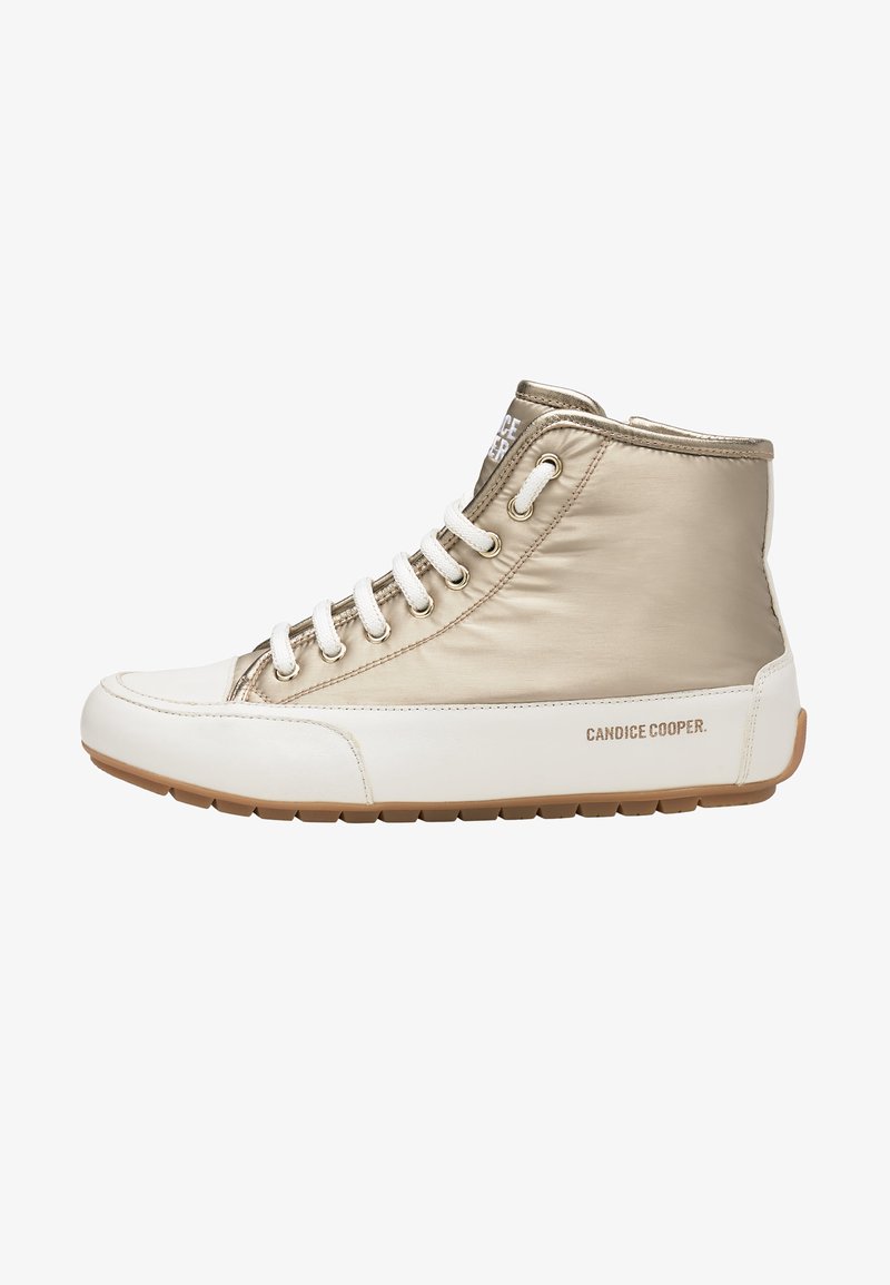 Sneaker alte, tessuto metallizzato oro, suola in gomma bianca, design con lacci, logo stampato sulla linguetta e sul lato, superficie testurizzata.