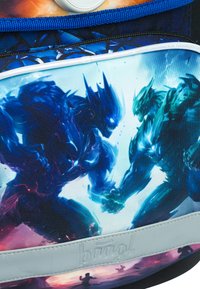 Zainetto con un design blu e nero con illustrazioni grafiche di due figure armate che si stringono la mano. Tessuto strutturato con accenti bianchi.