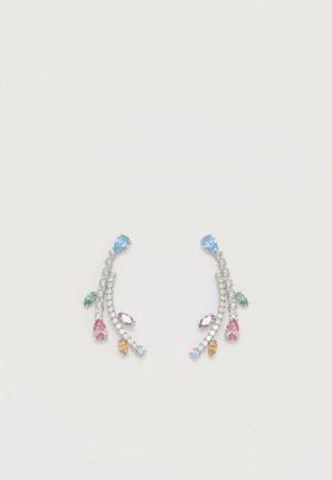 Boucles d'oreilles argentées incurvées ornées de pierres précieuses multicolores en bleu, rose, vert, jaune et violet sur un fond clair uni.