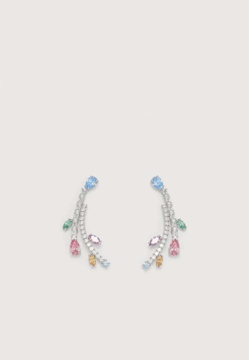Ασημένια καμπυλωτά σκουλαρίκια διακοσμημένα με πολύχρωμους πολύτιμους λίθους σε μπλε, ροζ, πράσινο, κίτρινο και μωβ, σε απλό ανοιχτό φόντο.