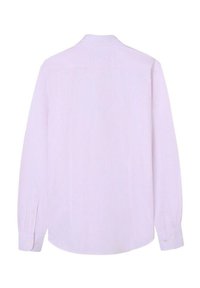 Camisa de manga larga de color rosa claro con rayas verticales, puños abotonados y un cuello clásico. Textura suave con un ajuste entallado.