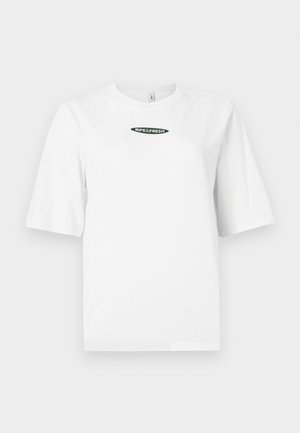 Camiseta de manga curta branca feita de algodão, com um logótipo verde "RIPE&FRESH" centralizado no peito em um design oval.