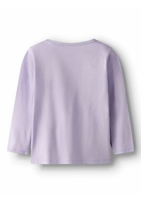Haut long à manches violettes pâles avec un col rond, fabriqué en tissu doux. Présente des coutures discrètes et une coupe décontractée sans détails ni motifs.