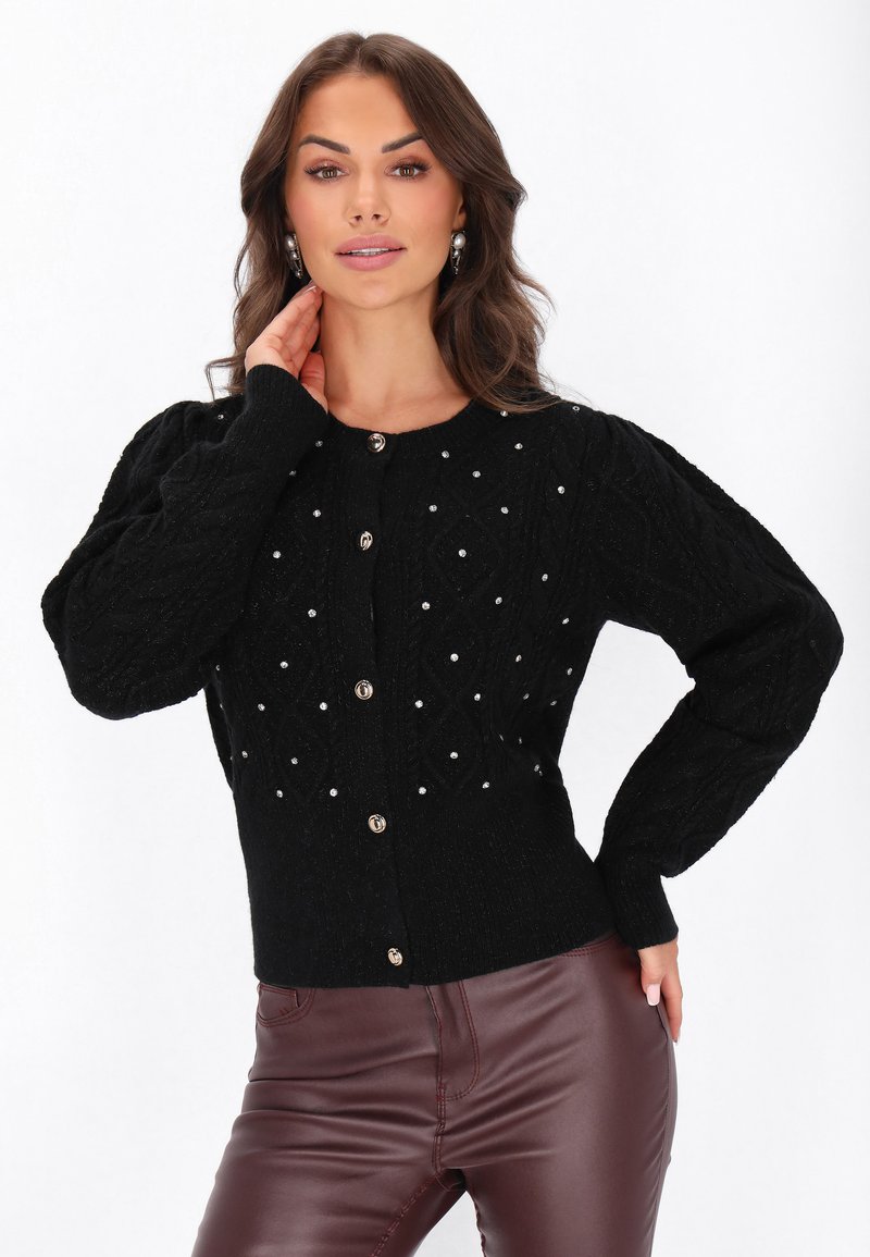 Schwarze Strickjacke mit Rautenmuster und silbernen Verzierungen, mit Rundhalsausschnitt und Knöpfen auf der Vorderseite.