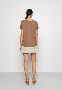 ONLY MOSTER O-NECK - Blusa - brownie