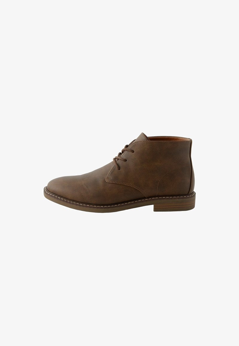 Bruine leren veterschoenen met een ronde neus, lage hak en contrasterende stiksels langs de rand. Glad textuur en eenvoudig ontwerp.