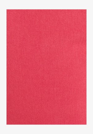 Tessuto di un rosa brillante con una texture liscia e un motivo a coste diagonali, caratterizzato da un aspetto uniforme e coerente. Non sono presenti ulteriori dettagli.