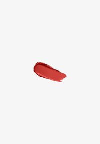 Rode lippenstiftvlek met een gladde textuur en licht ongelijke randen op een effen witte achtergrond.