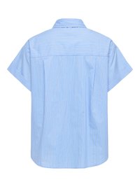 Chemise bleu clair à manches courtes avec des rayures blanches verticales, col ouvert et un empiècement dans le haut du dos.