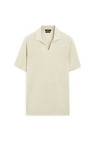 Beige polo-shirt met korte mouwen, met een V-hals aan de voorkant, geribbelde kraag en een zachte textuur. Schoon ontwerp zonder extra patronen of accenten.