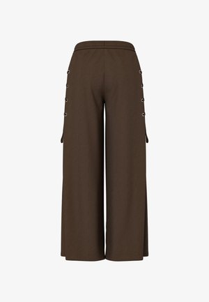 Wijd-beens bruine broek met een elastische tailleband en metalen oogjes langs de buitenzijden van elk been.