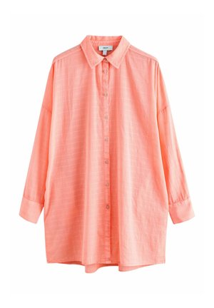 Koralfarvet lyserød langærmet skjorte med knapper foran, spids krave, subtilt ternet mønster og løs pasform.