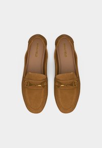 Mocassins en daim marron avec un détail mors d'or, bout carré légèrement arrondi et semelle intérieure rembourrée portant l'étiquette "Anna Field".