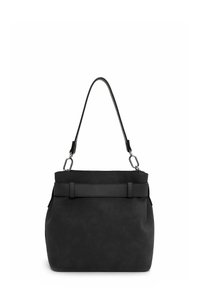 Bolso negro de hombro con una sola correa, herrajes plateados y una banda horizontal texturizada en la parte superior frontal.