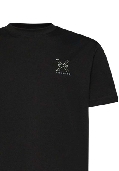 T-shirt nera a maniche corte con una piccola "X" contornata di bianco e la parola "RICHMOND" stampata sul lato sinistro del petto.