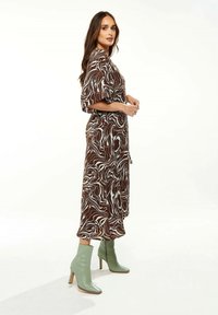 Liquorish SCRIBBLE PRINT WRAP WITH KIMONO SLEEVES   - Day dress - brown