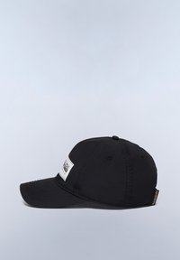 Sort baseball cap med en buet skygge, lavet af stof, med et rektangulært hvidt mærke med tekst foran. Teksturert syning synlig.