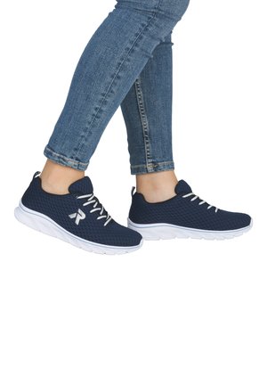 Marineblaue Netz-Sportschuhe mit weißen Schnürsenkeln und Details. Dicke, weiße Sohle mit flexiblen Rillen, abgerundete Spitze und Zuglasche an der Ferse.