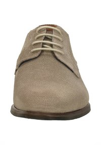 Beige textuur veterschoen met een ronde neus, contrasterende zwarte bies langs de randen en een bruine houten zool.