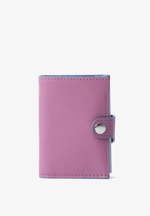 Portafoglio in pelle rosa con angoli arrotondati, chiusura a bottone a pressione, interno blu a contrasto e dettagli di cucitura visibili. Forma compatta e rettangolare.