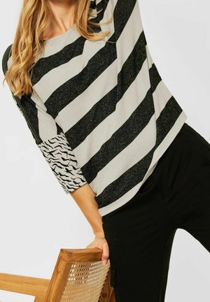 Grijs-zwart gestreept topje met driekwart mouwen, met een vogelpatroon op één mouw en een losse pasvorm.