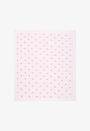 Miękki różowy kwadratowy koc z jasnym wzorem w kratkę i małymi beżowymi twarzami misiów rozmieszczonymi równomiernie na całej powierzchni.