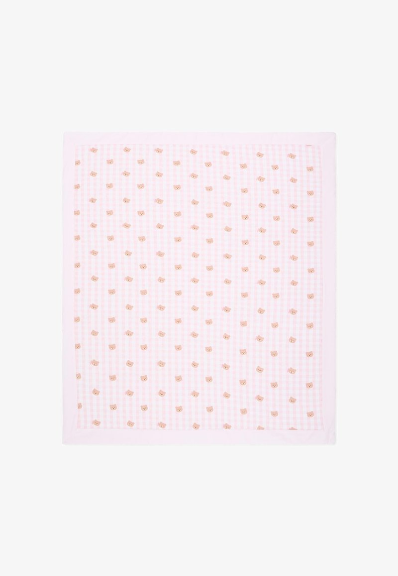 Plaid carré rose doux avec un léger motif à carreaux et de petits visages d'oursons beiges régulièrement espacés sur toute la surface.
