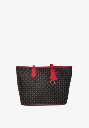 Grande borsa tote marrone di design con motivo a ripetizione del logo "P", rifiniture in pelle rossa, manici e una targhetta rossa con dettaglio ad anello dorato.